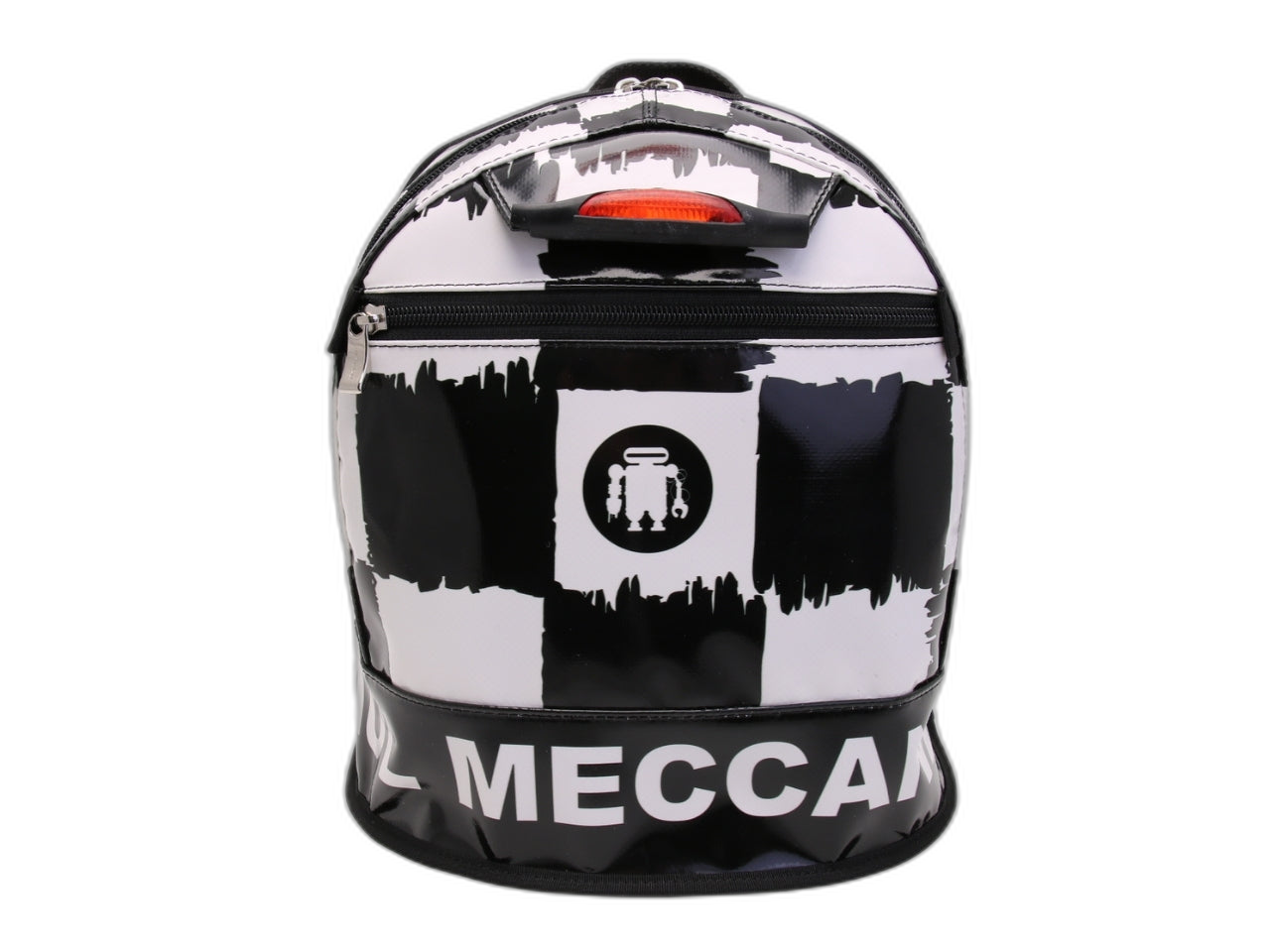 ...ZAINO IN BIANCO E NERO CON FANTASIA A SCACCHI. MODELLO SUPERINO REALIZZATO CON TELONI DI CAMION.